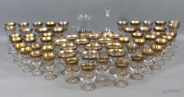 Servizio di bicchieri in vetro, con finiture dorate a festoni e motivi vegetali, composto da una brocca, una bottiglia e 58 bicchieri, tot. 60 pz(incompleto)