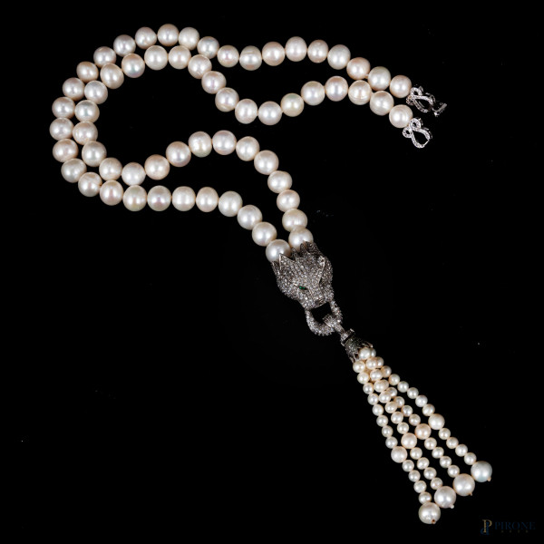 Collana di perle con ciondolo in argento a guisa di pantera in zirconi e pietre verdi, lunghezza cm 70