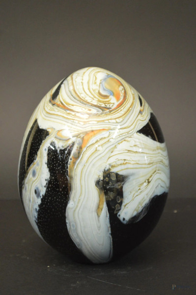 Uovo in vetro di Murano policromo, h. 19 cm.