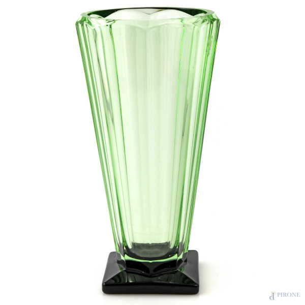 Vaso in vetro verde, XX secolo, altezza cm 27, (segni di usura, sbeccature, difetti)