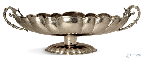 Alzata centrotavola in argento a forma di navicella con anse a decoro di fiori, corpo bacellato, cm 20x62x26, gr. 1820.