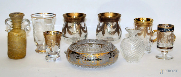 Lotto di bicchieri e vasetti in vetro con particolari dorati, pz.8, h.max 14 cm