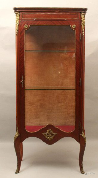 Vetrina in satinwood ad uno sportello in vetro con applicazioni in bronzo, cm 162x73x40, (mancante vetro laterale).