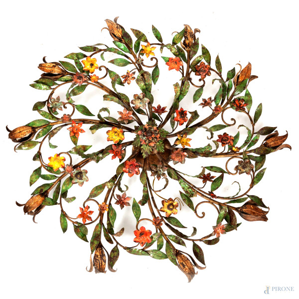 Lampadario in ferro battuto e dipinto in policromia a guisa di rami e fiori, XX secolo, diametro cm 93, (segni di usura, difetti, mancanze)