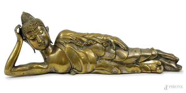 Buddha sdraiato, scultura in metallo dorato, cm h 19x52, XX secolo, (difetti).