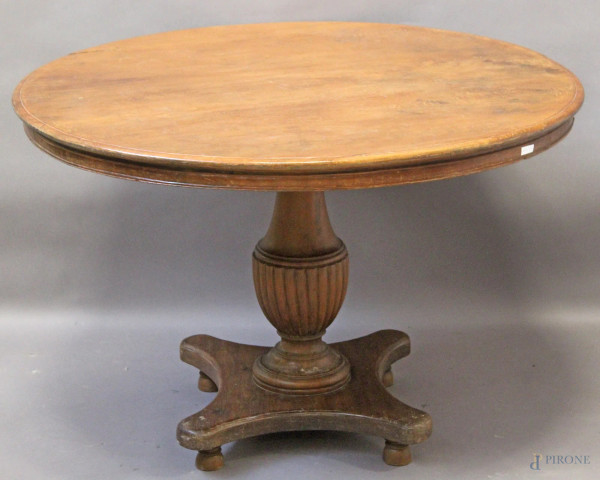 Tavolo di linea tonda in castagno poggiante su colonna e quattro piedi, inizi XIX sec., H 74 cm, diametro 110 cm.