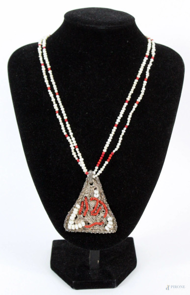 Collana in corallo e perle di fiume con pendente in argento, lunghezza cm. 51