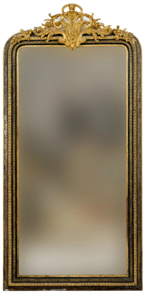 Grande specchiera di linea sagomata in legno intagliato, ebanizzato e dorato, fine XIX-inizi XX secolo, cimasa scolpita a volute e fiorellini,  cm h 174x86, (difetti e restauri)