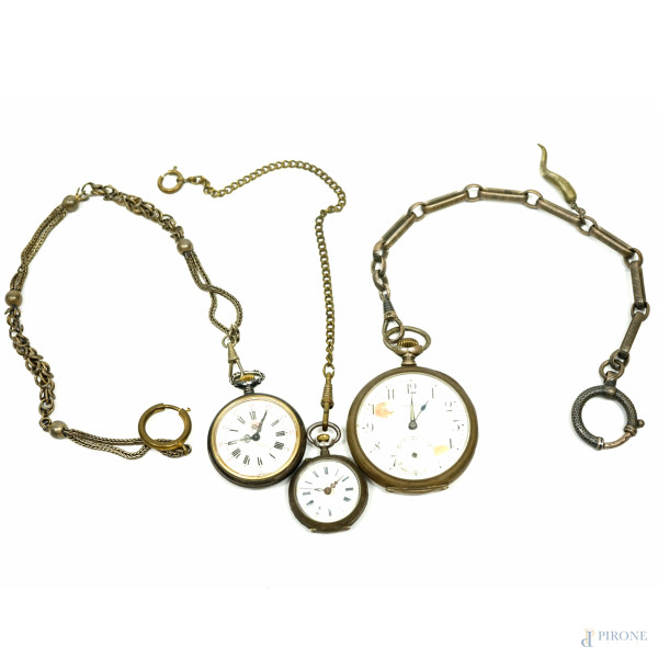 Lotto composto da 3 orologi da taschino in argento e metallo, misura max quadrante diametro cm 5 (difetti e meccanismo da revisionare)