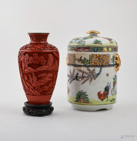 Lotto composto da vasetto in porcellana rivestito in teak di colore rosso intagliato con scene di paesaggio e biscottiera con coperchio decorata in policromia con galli. Cina, XX secolo, altezza massima cm 18