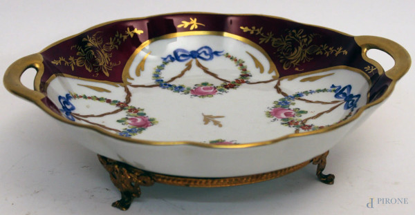 Alzatina in porcellana a decori policromi floreali, con particolari dorati, diametro 25 cm, marcata.