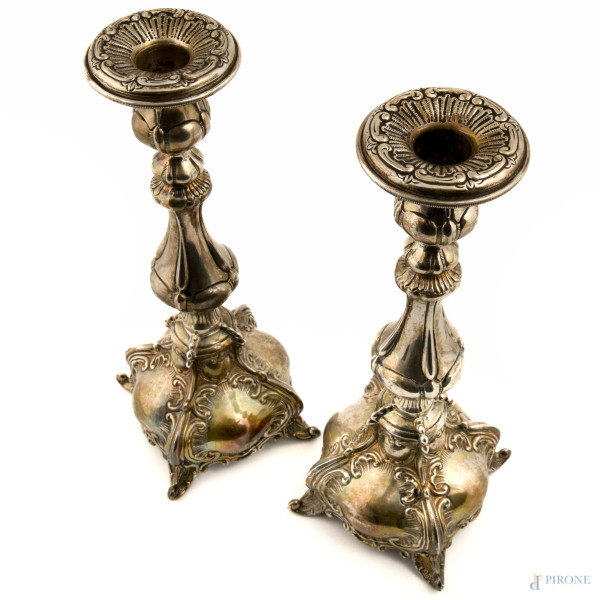 Coppia di candelieri in argento con decori cesellati, peso gr. 720, altezza cm 26