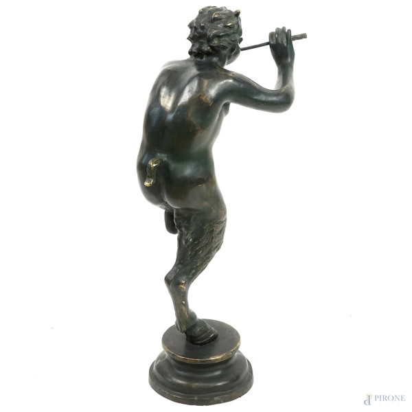 Scultura in bronzo raffigurante un fauno, XX secolo, altezza cm 65,5, (difetti)