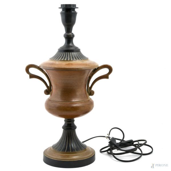 Lampada da tavolo in metallo a guisa di antico cratere in terracotta, XX secolo, altezza cm 46, (segni di usura, da revisionare)