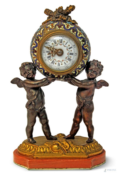 Orologio da tavolo in bronzo con quadrante circolare smaltato, sorretto da due putti alati, poggiante su base in marmo rosa, H 20 cm, XIX sec., da revisionare.