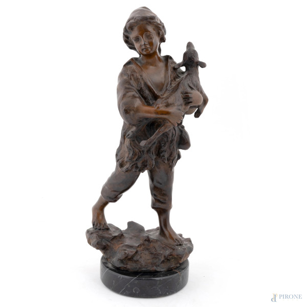 Pastorello con agnello, XX secolo, scultura in bronzo su base in marmo, altezza cm 39,5, (segni di usura, rotture della base, difetti)