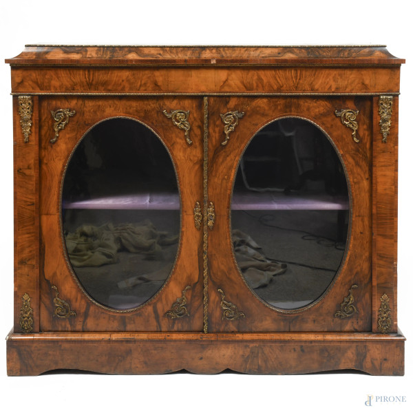 Vetrina in legno impiallacciato in radica con fronte a doppia anta vetrata e inserti in bronzo dorato, XX secolo,  110x127x32, (segni di usura, scalfiture)