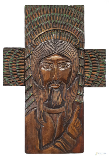 Cristo risorto, antico bassorilievo policromo in legno intagliato e sagomato a forma di croce commissa, cm 59x40, siglata F.I. in basso a sinistra e al retro