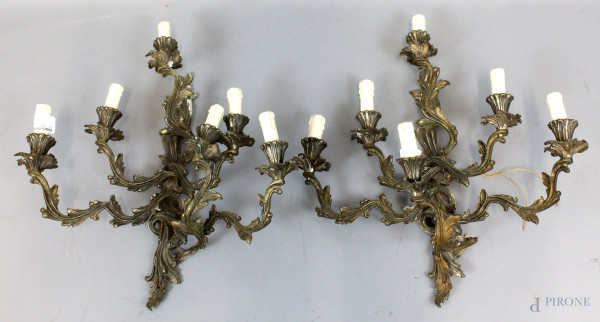 Coppia di appliques in bronzo cesellato a ramages, a sei luci, altezza cm 62, (difetti)
