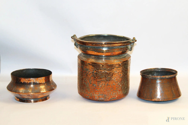 Lotto di tre vasi in rame e ottone, h. max 26 cm.