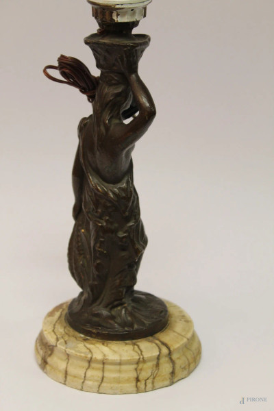 Figura neoclassica scultura in bronzo poggiante su base in marmo montato a luce elettrica h. cm 49