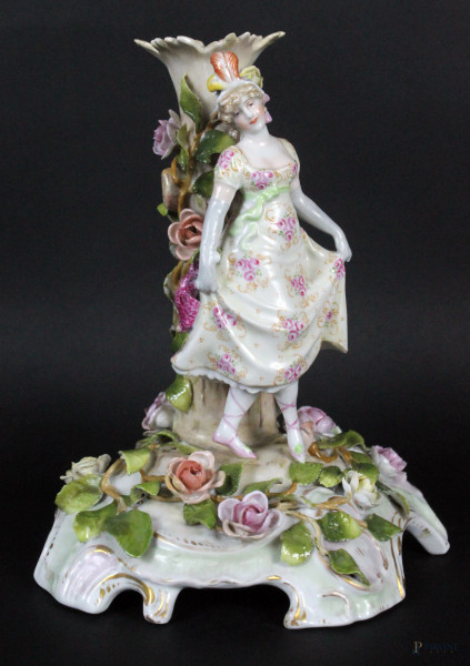 Candeliere con dama in porcellana policroma, cm h 22, manifattura tedesca, prima met&#224; XX secolo