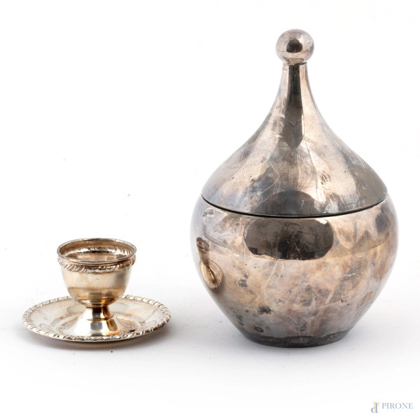 Lotto composto da un portauovo e un contenitore con coperchio in argento 800/000, misure massime altezza cm 18, peso complessivo gr 295, (segni di usura)