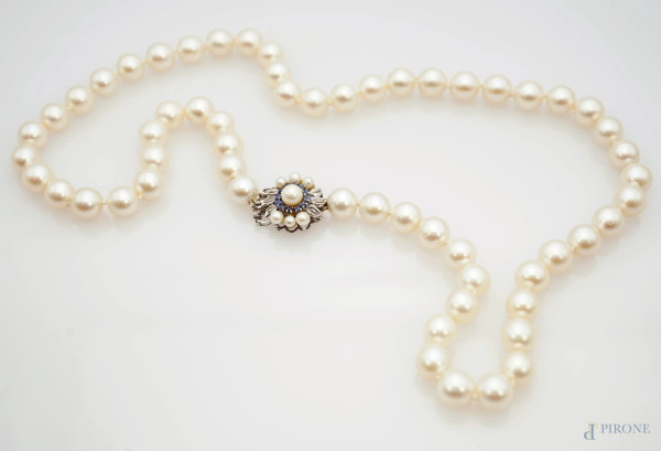 Collana di perle con chiusura in oro bianco 18 kt, lunghezza cm 59, peso gr. 68,6