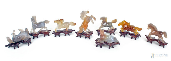 Collezione di otto cavallini in corniola, basi in legno, cm h 8x9, entro custodia originale, (ingombro totale cm h 9x45,5x34).