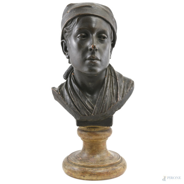 Busto in terracotta dipinta raffigurante popolana, XX secolo, altezza cm 53, (segni di usura, scalfiture, cadute di colore, rotture, difetti)