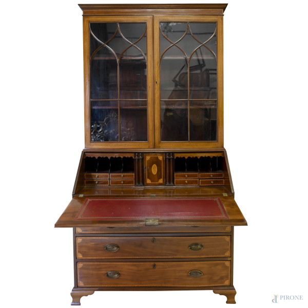 Trumeau in varie essenze con intarsi con fronte scandito da quattro cassetti in colonna con manig...