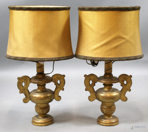 Coppia di portapalme trasformate in lampade, in legno intagliato e dorato, altezza cm.46, XIX secolo.