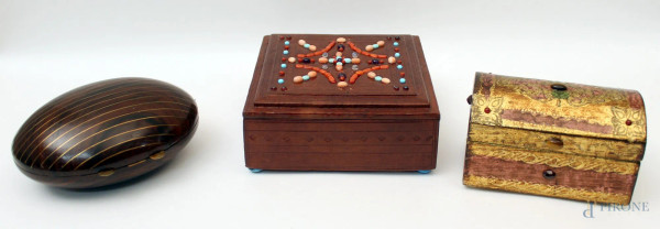 Lotto composto da tre scatole in legno diverse, una con guarnizioni in pietre dure e corallo, H massima 8 cm, Lunghezza massima 15 cm.