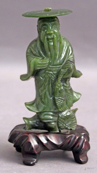 Figura orientale con pesci, scultura in giada con base in tek, Cina, XX sec., H 10 cm.