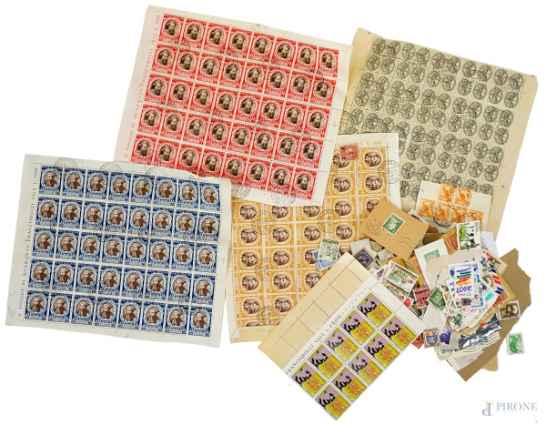 Lotto di varie buste contenenti  francobolli e cartoline da collezione.