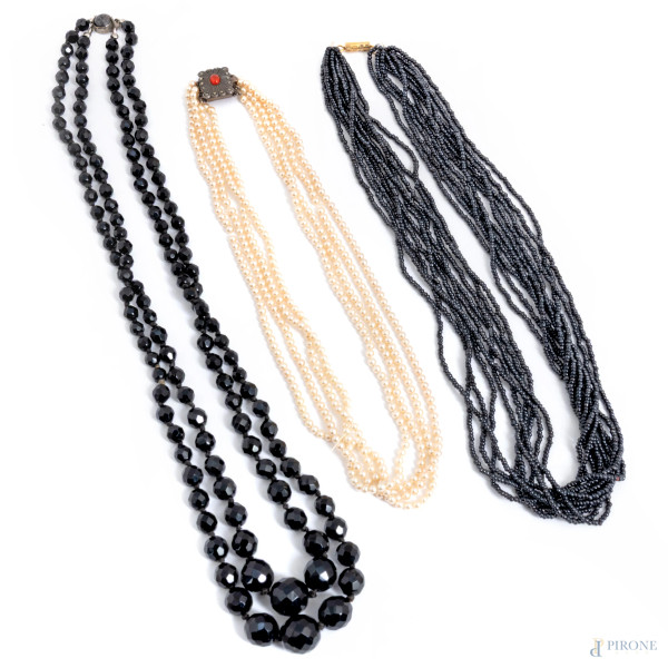 Lotto di tre collane di bigiotteria, lunghezza massima cm 60 (segni di usura)
