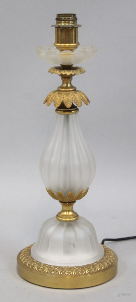Lampada da tavolo in vetro e bronzo dorato, cm h 53, XX secolo.