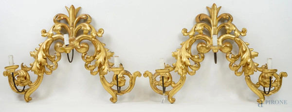 Coppia di appliques a tre luci in legno intagliato e dorato, inizi XIX secolo, cm 63x90, (difetti e restauri).