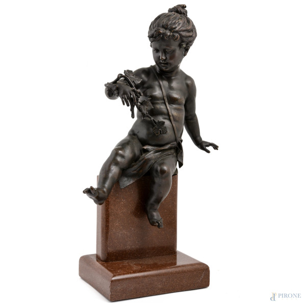 Coppia di sculture in bronzo con base in porfido raffiguranti putti, XX secolo, altezza massima c...