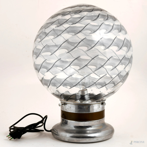 Lampada da tavolo in vetro soffiato e metallo cromato, XX secolo, cm 55x45 circa,  (difetti, da revisionare)