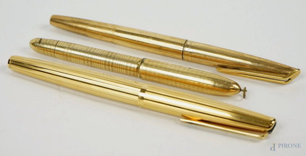 Lotto composto da tre penne stilografiche Aurora, Parker e Waterman, di cui due laminate in oro, lunghezza max cm 13,5