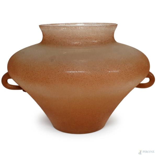 Grande vaso biansato in vetro con effetto sabbiato nei toni del color terracotta, altezza cm 34,5