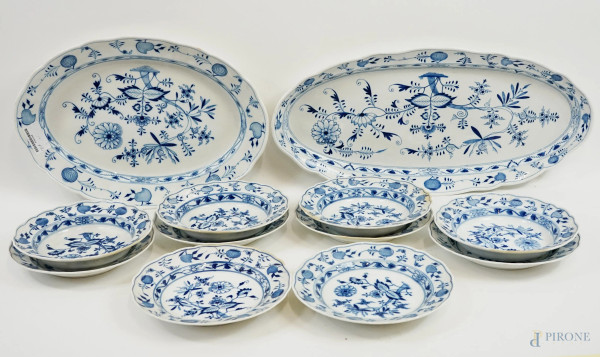 Meissen, due vassoi da portata di linea sagomata , quattro piatti fondi e sei piatti piani  in porcellana bianco e blu con decori floreali e vegetali, XIX-XX secolo, misure max cm 61x29, (difetti)