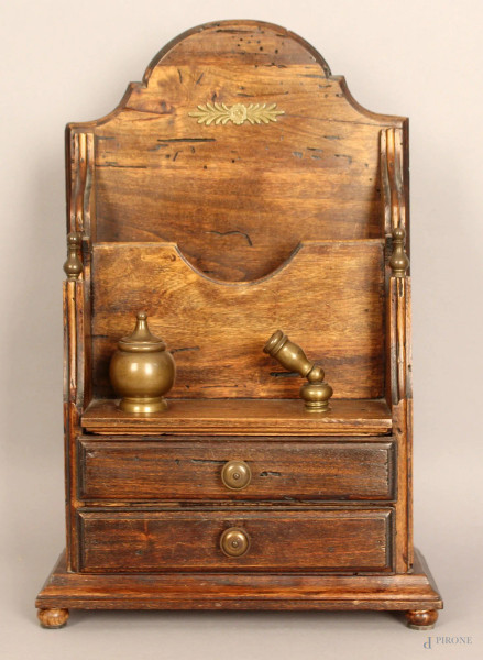Mobiletto da scrivania in legno a due cassetti con calamaio, altezza 40 cm, primi &#39;900.