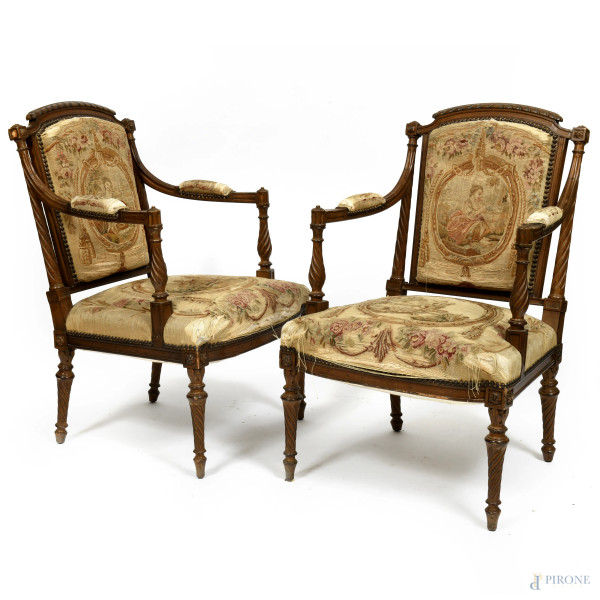 Coppia di poltrone in noce intagliato rivestite in tessuto con scene cortesi e animali, XIX-XX secolo, cm 90x57x53, (segni di usura, scalfiture, difetti, consunzione, fori di tarlo)