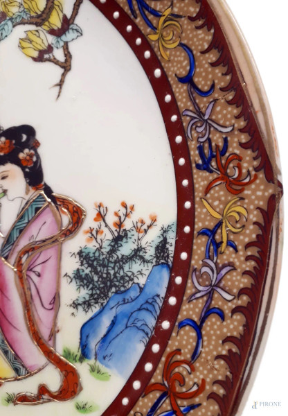 Porcellana cinese, piatto di tarda Dinastia Repubblica Popolare Cinese (XX sec.), finemente dipin...