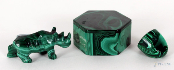 Lotto di tre oggetti in malachite, composto da una scatolina di linea esagonale, un anello ed una piccola scultura raffigurante rinoceronte, altezza max 3 cm, arte orientale, XX secolo.