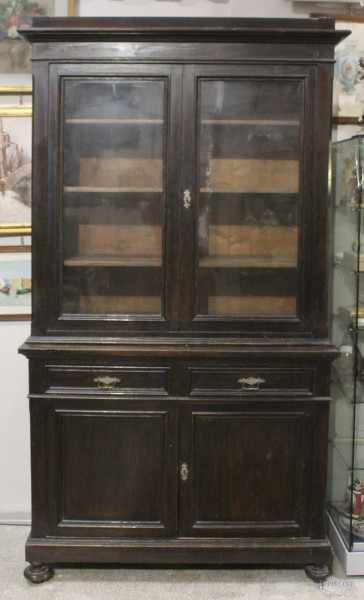 Credenza a doppio corpo in legno tinto, parte superiore a due sportelli a vetri, parte inferiore a due cassetti e due sportelli, altezza 224x124x49 cm, fine XIX secolo.