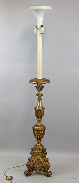 Portacero montato a lampada in legno intagliato e dorato a mecca, XIX secolo, cm h 174.
