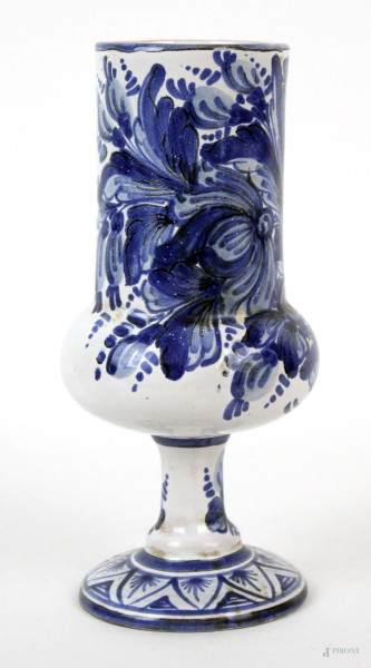 Vasetto in ceramica bianca e blu, con decori floreali, alt. cm. 21, Castelli, XX secolo.
